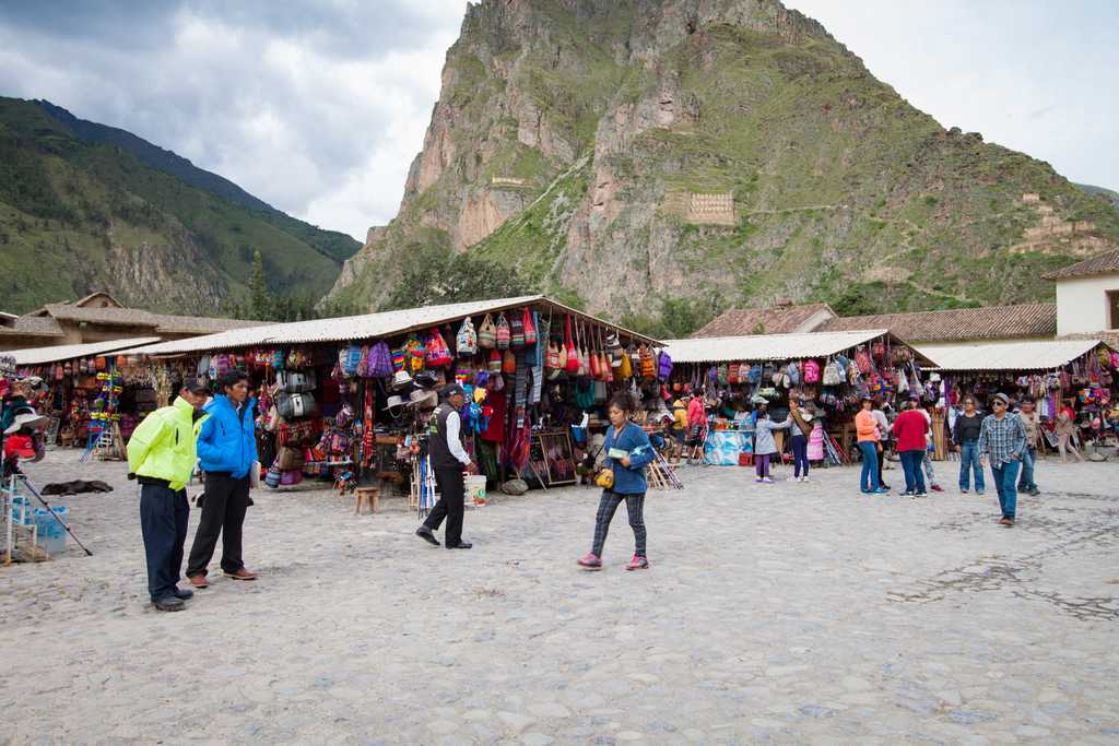 Tourist market in Ollantaytanbo
