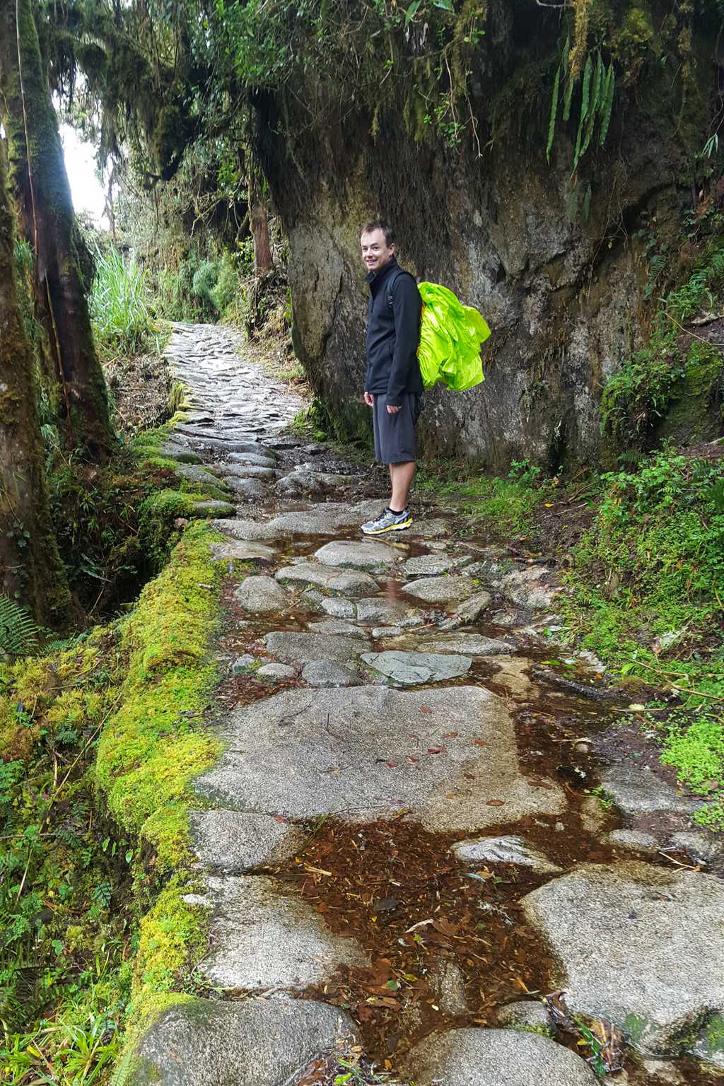 The walk down mixes between steps and ramp